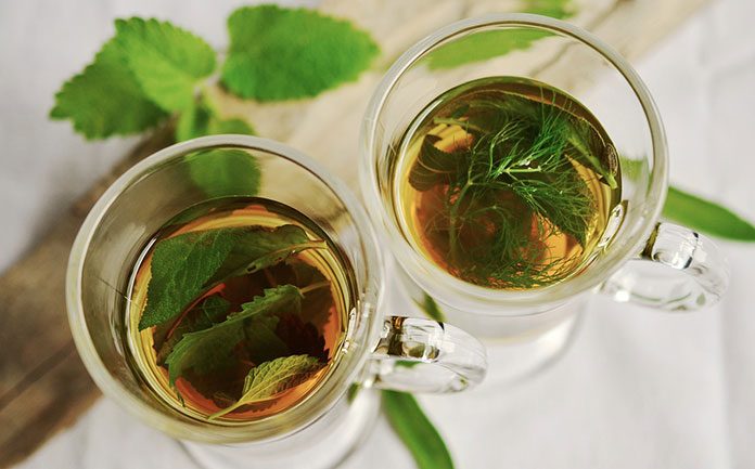 Jaki wpływ na nasze zdrowie mają ziołowe herbatki?