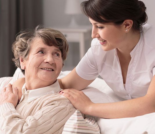 Darmowe wizyty pielęgniarskie – jak można je zapewnić osobie potrzebującej?