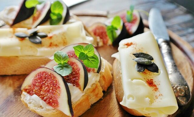 Czy można łączyć serek wiejski z pomidorem?