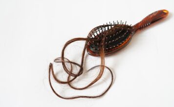 Co hamuje wypadanie włosów?