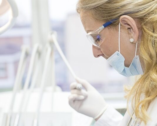 Kto zarabia więcej dentysta czy lekarz? Kto zarabia więcej dentysta czy lekarz?