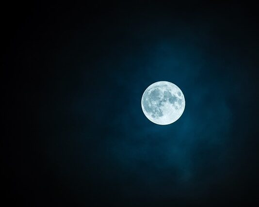 Czy białe skarpetki pasują do czarnych spodni? Czy białe skarpetki pasują do czarnych spodni?