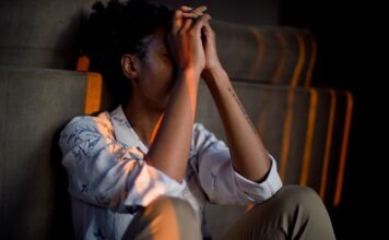 Czy stres ma wpływ na wypadanie włosów?