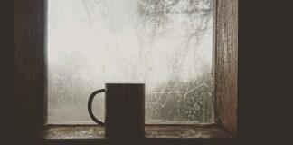 Co daje zimną wodą na twarz?